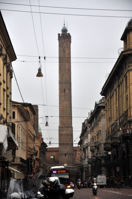 Stumetrowa krzywa wieża w Bolonii, prawie 100 metrów, 498 schodów