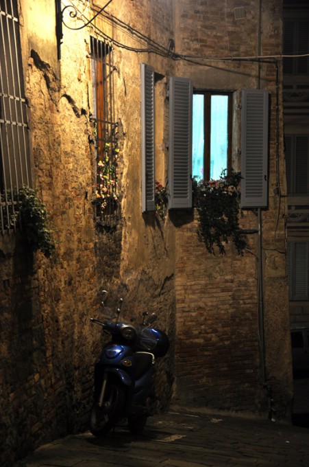 Całe stare miasto Sieny jest zamknięte dla ruchu samochodowego, zostają skutery