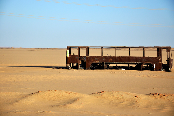 wrak-autobusu-na-pustyni-egipt