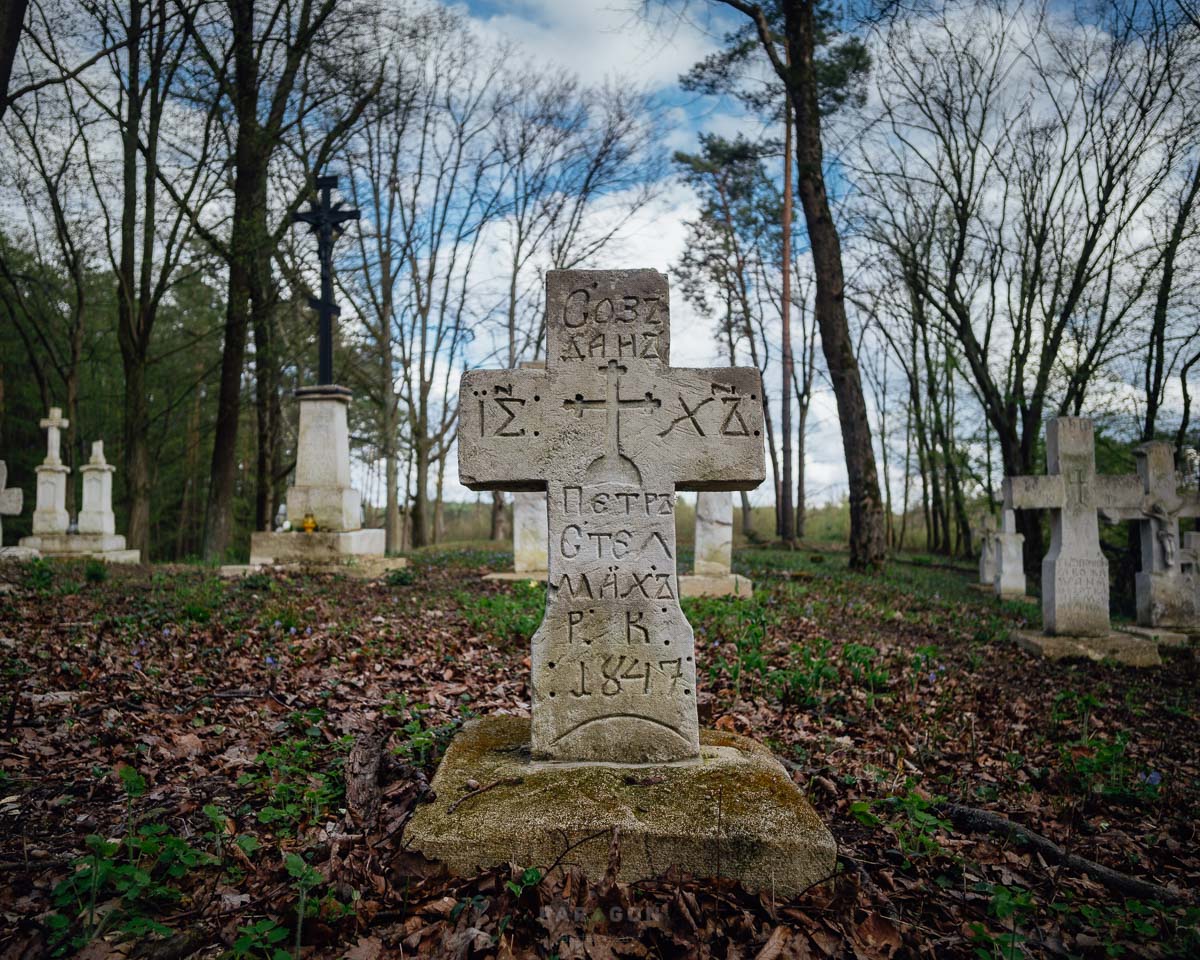 cmentarz w radrużu nagrobek